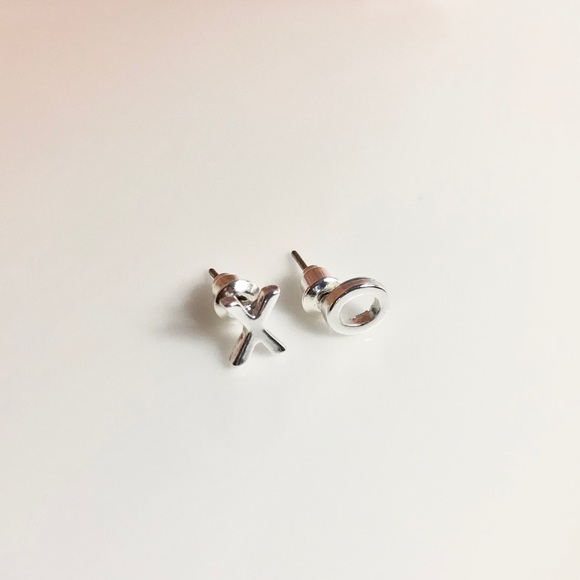 “Hug & Kiss” X & O Minimalist Love Stud Earring - Picture 6 of 8